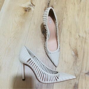 Zara beige/bone pointed pumps